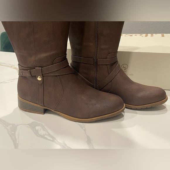 Brown Knee-High Women's Boots - Picture 6 of 8